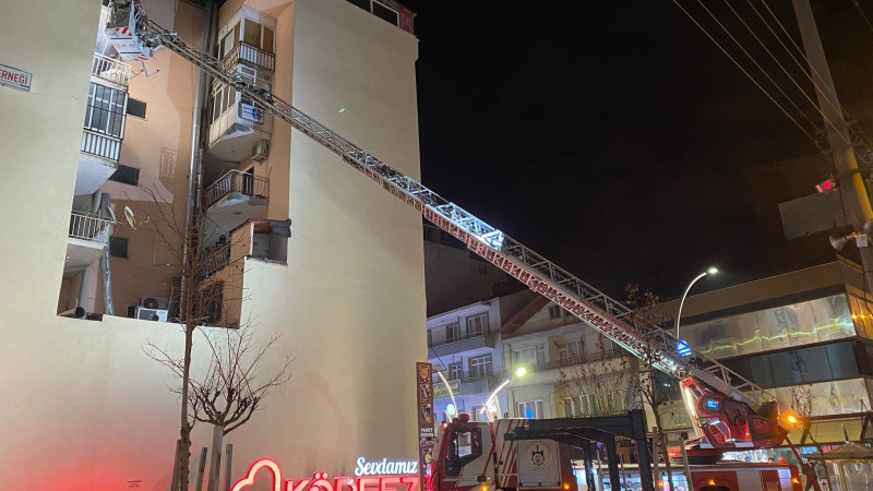 İŞ HANINDA KOLTUKTAN YANGIN ÇIKTI   