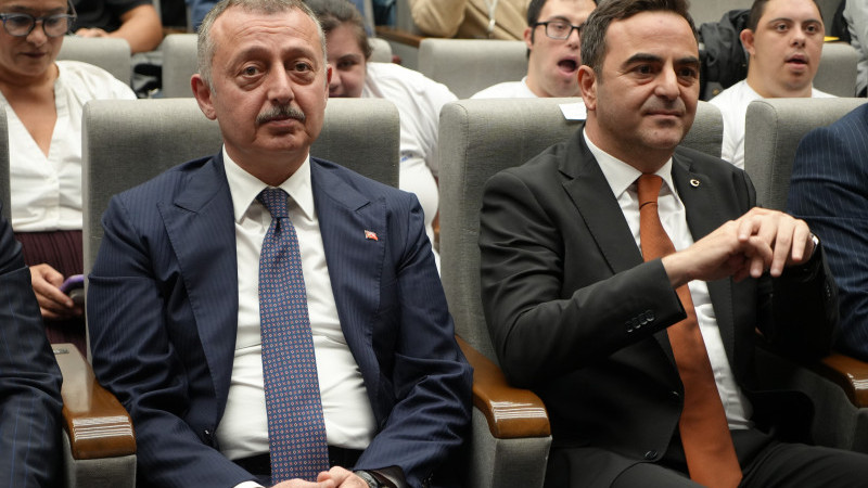 GENÇLERE KARİYER YOLCULUĞUNDA YOL GÖSTERECEK ZİRVE